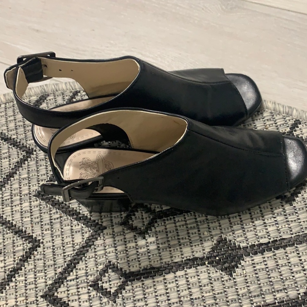 Black leather sling back peep toe w heel